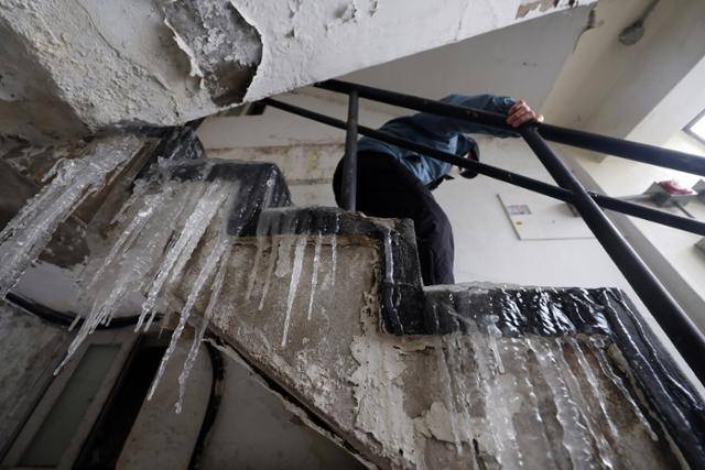 26일 서울 용산구 동자동 쪽방촌의 건물 계단이 얼어붙어 있다. 연합뉴스