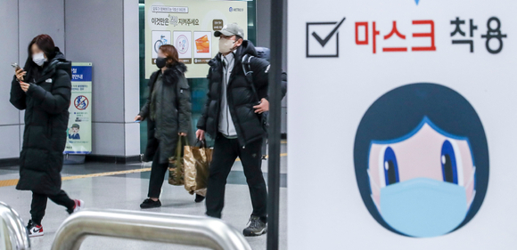 김포공항역에 마스크 착용 안내문이 붙어 있다. [사진=뉴시스]
