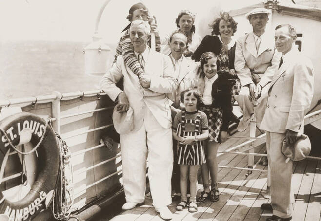 1939년 세인트 루이스호에 탑승한 유대인 승객들. 아메리칸 드림을 꿈 꾼 이들의 미소는 오래가지 않았다. 쿠바 입항 거부로 결국 유럽으로 되돌아 갔기 때문이다. 승객 900여명 중 약 4분의 1이 나치 가스실에서 학살된 것으로 전해진다.