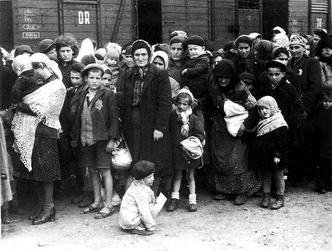 아우슈비츠에 수용되기 직전 모여있는 유대인 여성들과 어린아이들.  민족 혐오의 피해는 여성과 어린이들에게 까지 향한다.  독일 연방기록 보관소 소장.