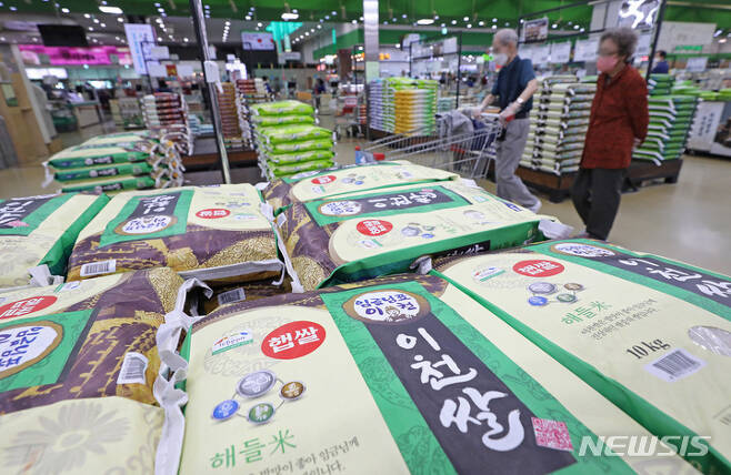 [서울=뉴시스] 김금보 기자 = 서울 시내 한 대형마트에서 쌀 상품이 판매되고 있다. 2022.09.26. kgb@newsis.com