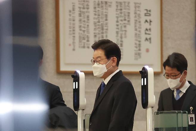 위례·대장동 개발 비리 사건과 관련해 피의자 신문 조사를 마친 더불어민주당 이재명 대표가 28일 오후 서울 서초구 서울중앙지방검찰청 청사에서 나오고 있다. 연합뉴스