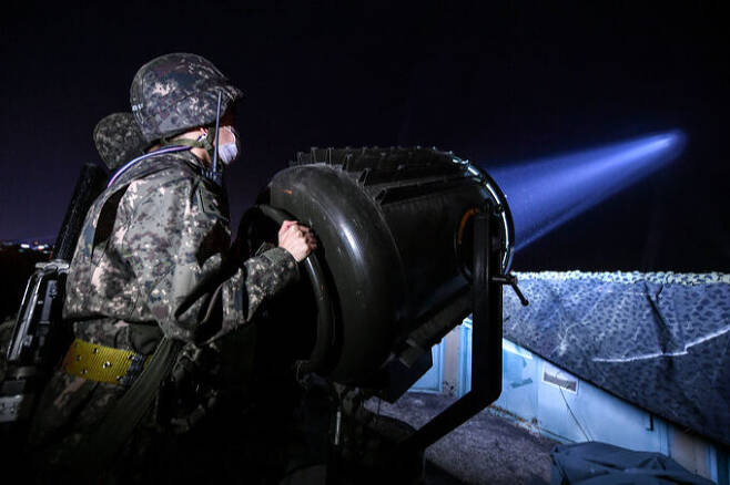 공군 장병들이 제논 탐지등으로 적기를 식별하는 훈련을 하고 있다. 세계일보 자료사진