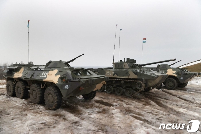 2022년 2월 17일(현지시간) 벨라루스 민스크 외곽의 오시코비치 마을 근처 사격장에서 벨라루스 장갑차(APC)가 러시아와 벨라루스의 합동 군사훈련에 참가하고 있다. AFP