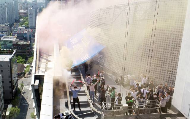 지난해 4월 20일 광주 서구 광주도시공사 건물 옥상에서 미사일 공격 상황시 대응하기 위한 민방위 훈련이 진행되고 있다. 연합뉴스