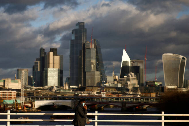 한 시민이 런던 금융지구를 배경으로 워털루 다리를 건너는 모습 ⓒ REUTERS=연합뉴스