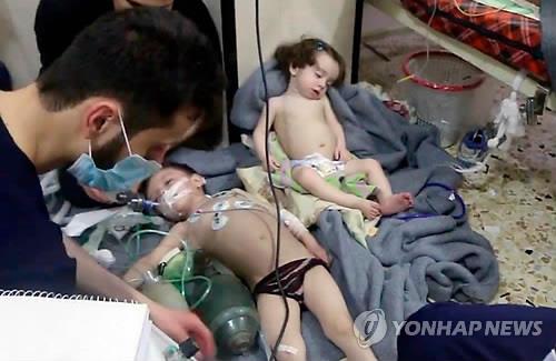 지난 2018년 4월 시리아 두마에서 화학무기 공격을 받고 치료 중인 아이들 [AP 연합뉴스 자료사진. 재판매 및 DB 금지]