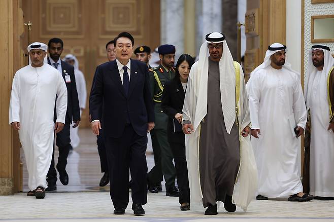 윤석열 대통령과 모하메드 빈 자이드 알 나하얀 아랍에미리트(UAE) 대통령. 사진은 지난 15일 오전(현지 시각) 아랍에미리트(UAE) 아부다비 카사르 알 와탄에서 확대회담을 위해 이동하고 있는 모습. /뉴스1