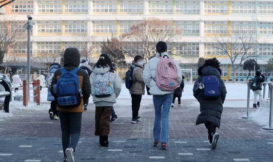 27일 서울시내 한 초등학교에서 학생들이 등교를 하고 있다. 뉴스1