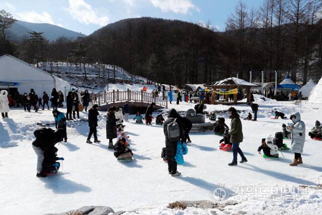 ▲ 태백산과 황지연못 광장 등 태백일원에서 열린 ‘제30회 태백산 눈축제’가 주말과 휴일 20만 여명의 구름인파를 모으며 원조 겨울축제의 귀환을 알렸다.