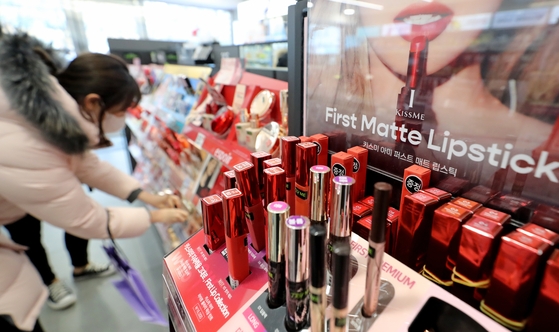 People shop for cosmetics at an Olive Young store in Jongno District, central Seoul, on Sunday, one day before Korea will lift its mask mandate across all indoor spaces except medical facilities and public transportation. [NEWS1]