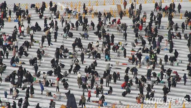 강원 인제군 남면 빙어호 일원에서 열린 인제빙어축제장을 찾은 관광객들이 얼음낚시를 즐기고 있다.