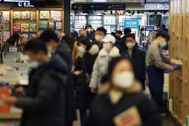 정부가 오는 30일부터 실내 마스크 착용을 '의무'에서 '권고'로 완화한 가운데 20일 오후 서울 시내의 한 대형서점에서 시민들이 마스크를 착용하고 있다. [연합]
