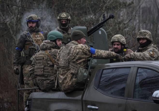 우크라이나 군인들이 테크니컬에 탑승, 북부 벨라루스와의 국경지역을 순찰하고 있다. 로이터·연합뉴스