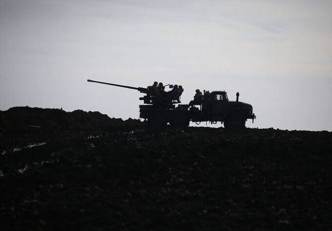 우크라이나 군인들이 동부 돈바스의 바흐무트 인근에서 트럭에 탑재된 대공포로 경계를 하고 있다. AFP 연합뉴스