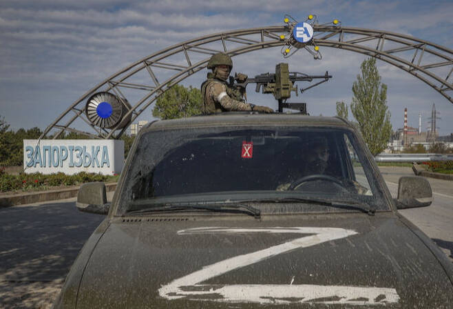 러시아 군인이 테크니컬에 거치된 기관총을 잡은 채 우크라이나 남부 자포리자 원전 인근에서 경계를 하고 있다. EPA 연합뉴스