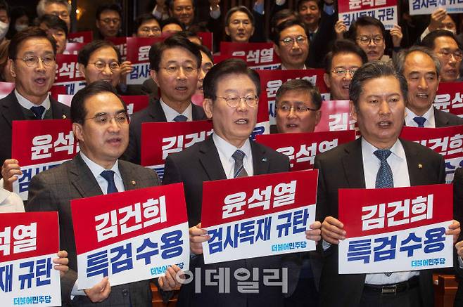 이재명 더불어민주당 대표와 박홍근 원내대표를 비롯한 의원들이 30일 오후 서울 여의도 국회에서 열린 ‘더불어민주당, 의원총회’에서 피켓을 들고 구호를 외치고 있다.(사진=방인권 기자)