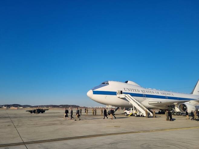 로이드 오스틴 미국 국방장관이 탄 미 공군 공중지휘통제기 E-4B '나이트워치'가 30일 오후 경기도 평택 주한 미 공군 오산기지에 도착했다.(국방부 공동취재단)