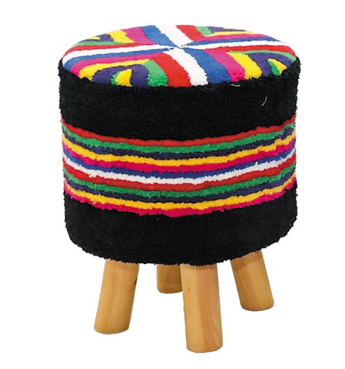 전통 문양을 넣어 디자인한 의자.