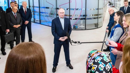 블라디미르 푸틴 대통령이 하이힐을 신고 러시아 학생의 날을 맞아 모스크바 주립대학을 찾았다. AFP=연합뉴스