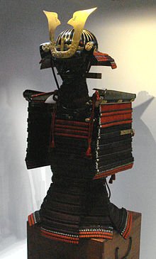 일본 에도 막부 제2대 쇼군 도쿠가와 히데타다가 1613년 당시 영국 왕 제임스 1세에게 양국 간 친선의 상징으로 선물한 뒤 런던타워에 보관되고 있는 일본식 갑옷 2벌 중 하나. 사진 런던타워 홈페이지 캡처