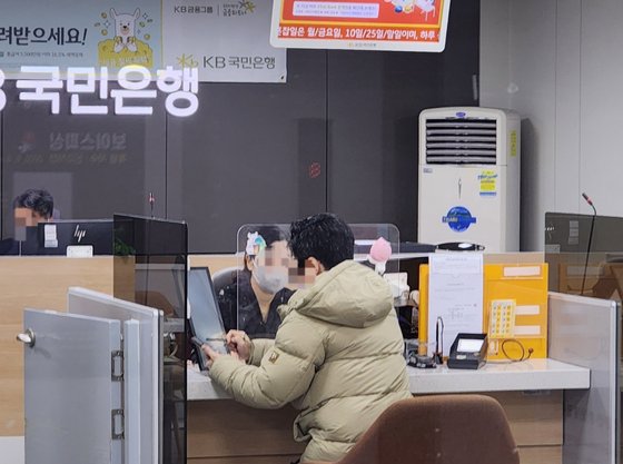 30일 오전 9시15분 서울 중구 남대문시장 안의 한 은행에서 고객이 업무를 보고 있다. 임성빈 기자