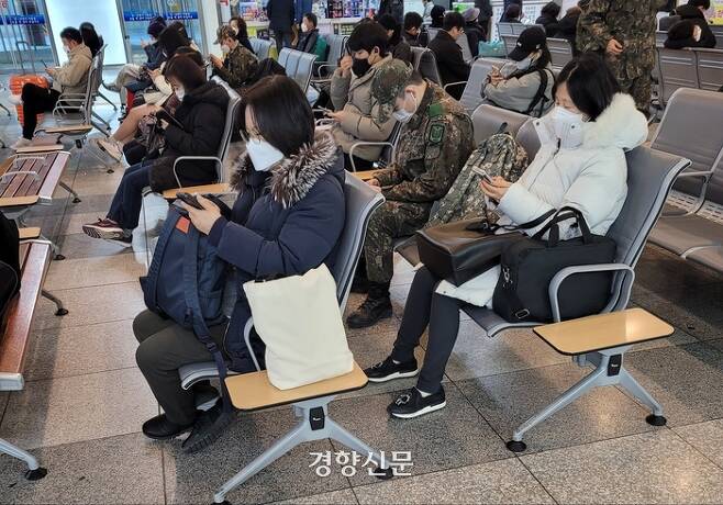 실내마스크 착용 의무가 해제된 30일 오전 9시30분쯤 대전복합터미널에서 승객들이 마스크를 쓴 채 버스를 기다리고 있다. 강정의 기자