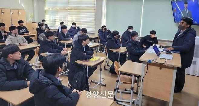 실내마스크 착용 의무가 해제된 30일 오전 11시쯤 대전문정중학교 한 교실에서 수업이 진행되고 있다. 강정의 기자