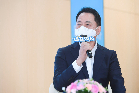 Samsung SDI CEO Choi Yoon-ho speaks during a meeting with his employees at the headquarters in Yongin, Gyeonggi, in April. [SAMSUNG SDI]