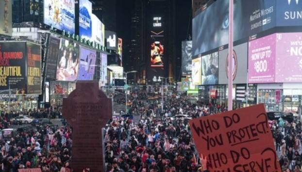 28일(현지시간) 미국 뉴욕 맨해튼 타임스퀘어에서 시민들이 경찰관들의 흑인 운전자 집단 구타 사망 사건에 분노해 시위하고 있다. 사진=AP, 연합뉴스