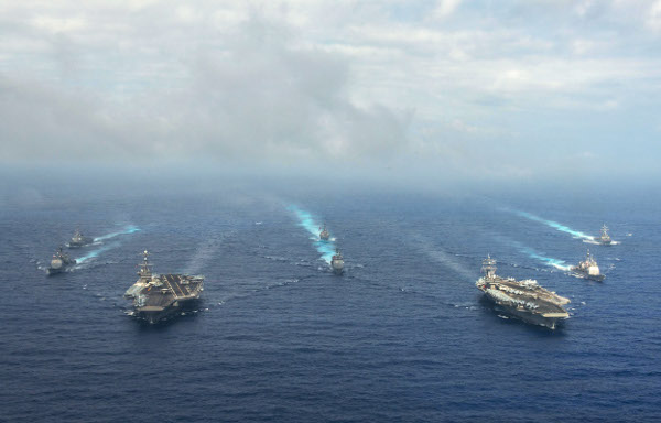 미 해군 항공모함이 중국과 필리핀의 영유권 분쟁 수역인 남중국해 인근 수역에서 훈련을 하고 있는 모습. 뉴시스