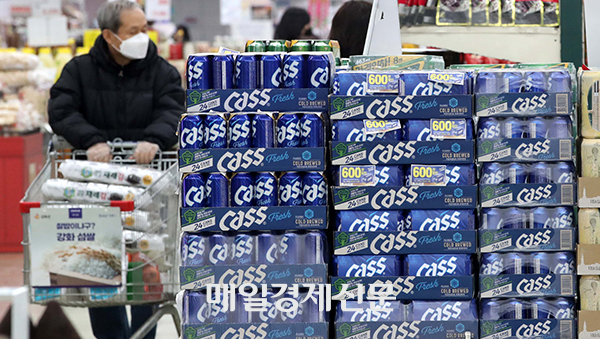 Alcohol prices may be raised sometime during the first half of this year following increased taxes on beer and on the traditional alcoholic rice drink makgeolli. [Photo by Kim Ho-young]
