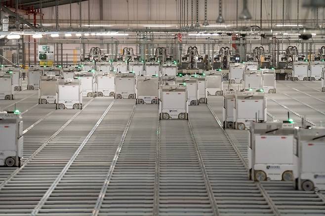 영국 런던 동부의 에리스 지역에 위치한 오카도 자동화물류센터(CFC)에서 수천 대의 로봇이 움직이며 주문 들어온 식료품을 운반하고 있다.
 【사진제공=오카도】
