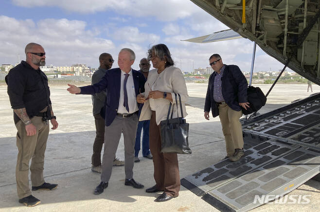 [모가디슈=AP/뉴시스] 린다 토머스-그린필드 유엔 주재 미국 대사가 29일(현지시간) 소말리아 모가디슈에 도착하면서 환영을 받고 있다. 2023.01.30.