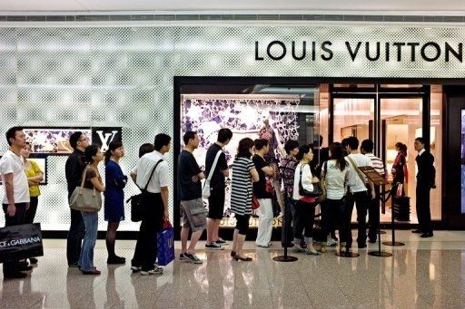 루이비통 매장에 들어가기 위해 줄을 선 중국인들 자료사진
