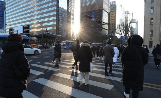 25일 오전 서울 광화문네거리에서 시민들이 발걸음을 옮기는 모습. 사진=뉴스1