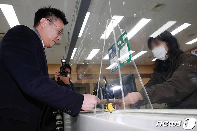 최지우 대통령실 법률비서관실 행정관이 30일 오후 종로구 서울지방경찰청 민원실에서 윤석열 대통령의 부인 김건희 여사와 관련 ‘추가 주가조작 의혹'을 공개 제기한 김의겸 더불어민주당 대변인 고발장을 접수하고 있다.. 2023.1.30/뉴스1 ⓒ News1 안은나 기자