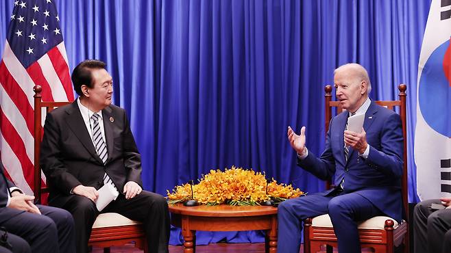 윤석열 대통령과 조 바이든 미국 대통령이 지난해 11월 캄보디아 프놈펜의 한 호텔에서 한미 정상회담을 하고 있다. 윤 대통령은 여기서 한국도 미국이 주도하는 '푸른 태평양 동반자(PBP)' 협정에 참석하겠다는 뜻을 밝혔다. /뉴스1