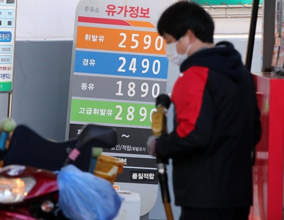 국내 휘발유·경유 가격의 '고공행진'이 계속된 지난해 3월 28일 서울의 한 주유소 유가정보판에 휘발유가 2590원, 경유가 2490원을 나타내고 있다. 최근들어 '난방비 폭탄' 이슈가 불거지면서 정유사에 대한 횡재세 도입 논란이 한창이다. /뉴스1