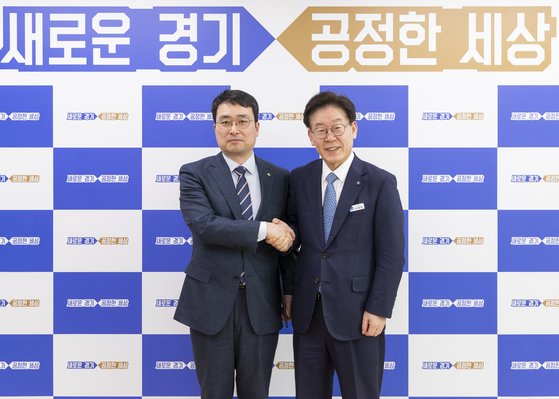 이재명 더불어민주당 대선 후보(오른쪽)와 GH 사장을 지낸 이헌욱 변호사. 사진 경기도