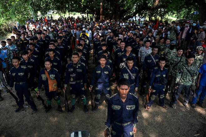 지난해 9월7일 미얀마 중부 사가잉에서 반군부 무장조직 대원들이 반정부 시위에 나선 주민들을 호위하며 혁명가를 부르고 있다. AFP연합뉴스
