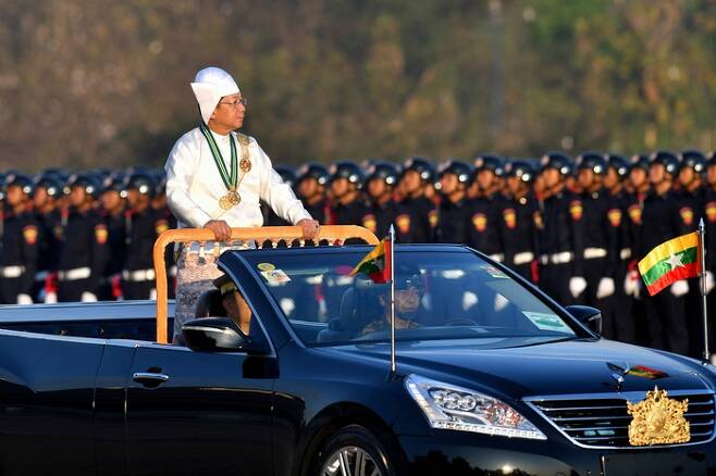 미얀마 군사정권 수장인 민 아웅 흘라잉 최고사령관이 지난 4일(현지시간) 수도 네피도에서 열린 독립기념일 행사에서 차에 올라탄 채 군인들을 사열하고 있다. AFP연합뉴스