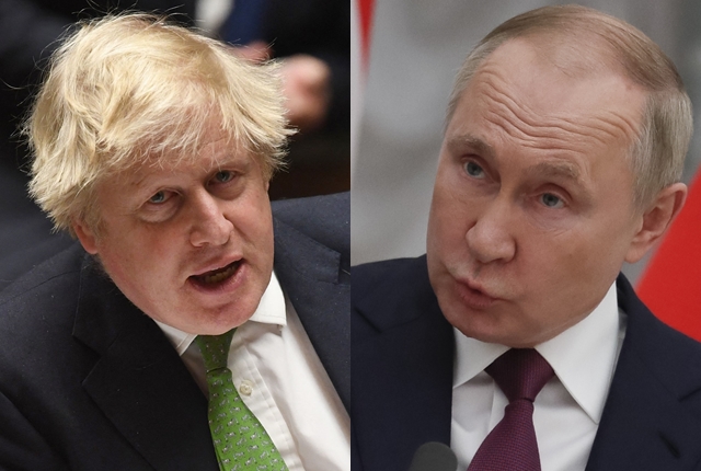 '러시아 제재'를 발표하던 보리스 존슨 전 영국 총리의 모습. 오른쪽 사진은 블라디미르 푸틴 러시아 대통령. AFP, EPA연합뉴스