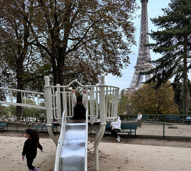 파리 에펠탑 앞의 놀이터. 어른들은 낭만을 즐기고, 아이들은 신나게 뛰어놀 수 있다./사진=최경민 기자