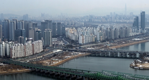 한국부동산원에 따르면 이번 주(26일 기준) 전국 아파트 매매수급지수는 107.8로 전주 107.7보다 0.1포인트 상승했다. 수도권은 111.6으로 전주와 같았고 서울은 107.6으로 전주(107.7%)보다 소폭 낮아졌다. /사진=뉴스1