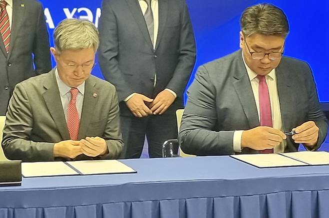 지난 26일 몽골 국회의사당에서 최원석 BC카드 대표이사 사장(왼쪽)과 르학수렌 뱌드란(Lkhagvasuren Byadran) 몽골중앙은행 총재가 상호 협력을 위한 계약을 체결하고 있다. BC카드 제공