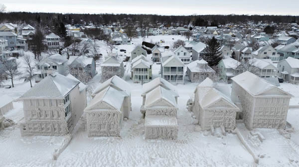 겨울 폭풍이 캐나다 온타리오주 대부분 지역을 휩쓸고 간 이후인 지난해 12월 27일(현지시간) 포트 이리의 호수 근처 마을 건물들이 얼음으로 뒤덮여 있다. / AP연합뉴스