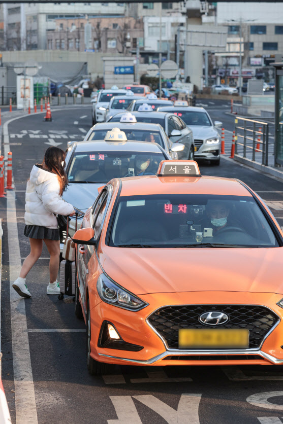 서울역 앞 택시 승강장에서 승객이 택시에 탑승하고 있다. (사진=연합뉴스)