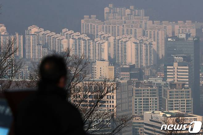사진은 1일 서울 중구 남산에서 바라본 도심 아파트 단지 모습. 2023.2.1/뉴스1 ⓒ News1 민경석 기자