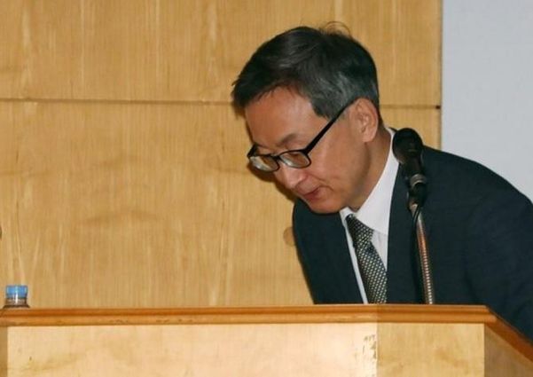 2019년 9월 김선영 헬릭스미스 사장이 당요병성신경병증 치료제 미국 임상 3상 실패 결과를 설명하는 자리에서 인사를 하고 있다.